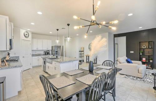 Glendale Maison | New-Build Glendale Home with Hot Tub and Putting Green