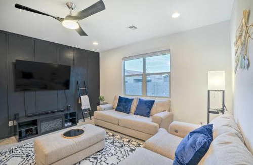 Glendale Maison | New-Build Glendale Home with Hot Tub and Putting Green