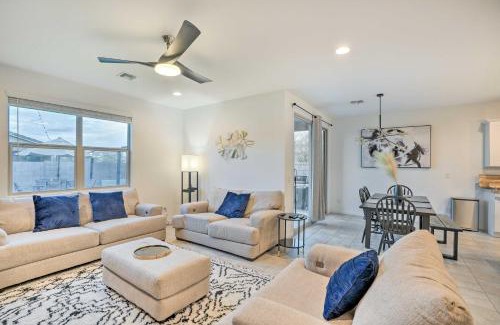 Glendale Maison | New-Build Glendale Home with Hot Tub and Putting Green