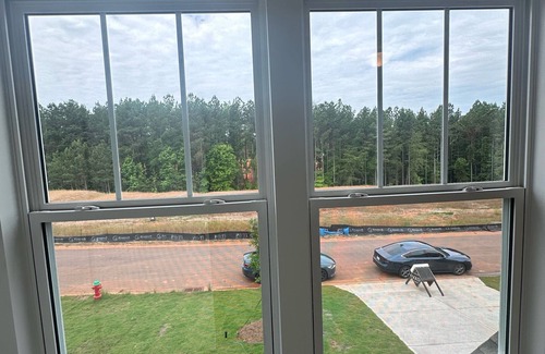 Lancaster Maison | New Build Modern 3-bedroom house with AC and big pool a block away in Lancaster.