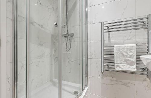 The Westside Appartement | NEW BUILD - Modern Lux Broad St City Centre 2 Bedroom Apt, 2 Bathroom - Birmingham City Centre - Smart TVs with Netflix - Long Stays Allowed - 5 mins walk to Brindley Place, 1 min to Broad Streets Bars and Restaurants