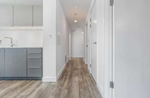 The Westside Appartement | NEW BUILD - Modern Lux Broad St City Centre 2 Bedroom Apt, 2 Bathroom - Birmingham City Centre - Smart TVs with Netflix - Long Stays Allowed - 5 mins walk to Brindley Place, 1 min to Broad Streets Bars and Restaurants