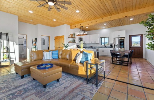 Taos Maison | New Build! - Relax to the most Expansive sunsets east of the Rio Grande.