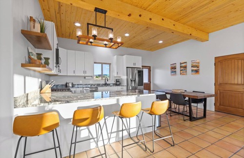 Taos Maison | New Build! - Relax to the most Expansive sunsets east of the Rio Grande.