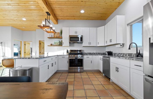 Taos Maison | New Build! - Relax to the most Expansive sunsets east of the Rio Grande.