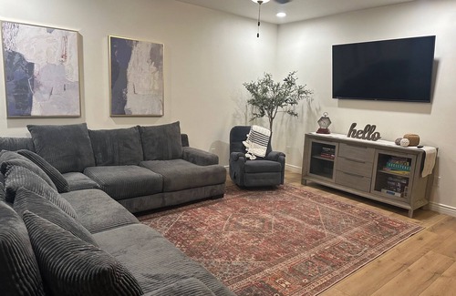 Thatcher Maison | NEW BUILD Spacious 4-bedroom house with great location- sleeps 10