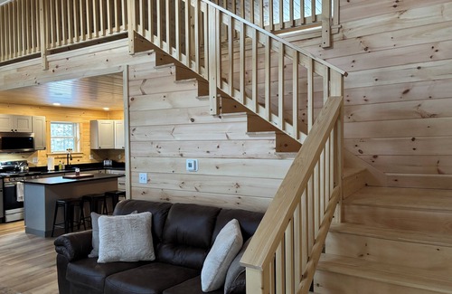 Rangeley Chalet De Ski | New Built! 2025 Cozy 3-bedroom chalet with water access to Rangeley Lake