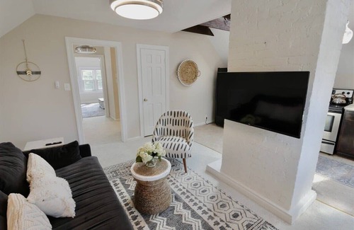 16th Street Heights Maison | NEW!! Cabin in the Clouds ~ Easy Downtown Access w Parking!