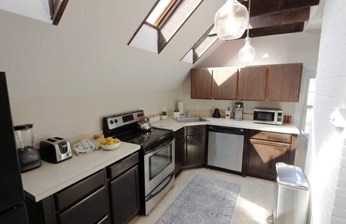 16th Street Heights Maison | NEW!! Cabin in the Clouds ~ Easy Downtown Access w Parking!