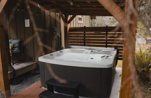 Paradise Estates Maison | New - Cabin Minutes to Mt Rainier - EV, HotTub, 2 Queen and Twin