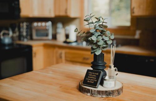 Paradise Estates Maison | New - Cabin Minutes to Mt Rainier - EV, HotTub, 2 Queen and Twin