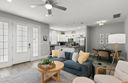 Safety Harbor Appartement | NEW! Canopy Cabana - Luxury Downtown Apartment