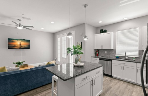 Safety Harbor Appartement | NEW Canopy Cabana Luxury Downtown Apt