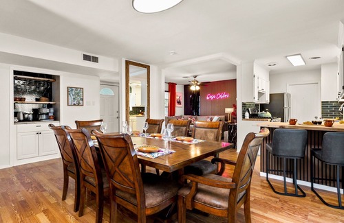 North San Antonio - SAT Maison | New! Casa Colibri w/year-round backyard/Two Pools/Gameroom/Central Location.
