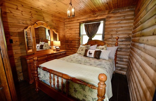 Red Bank Cabine | NEW Cast Away Grand Lodge... 4 - Bedroom with Hot Tub