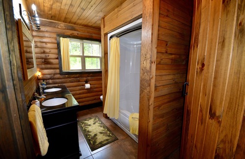Red Bank Cabine | NEW Cast Away Grand Lodge... 4 - Bedroom with Hot Tub