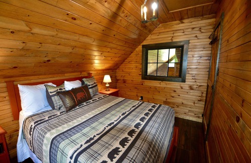 Red Bank Cabine | NEW Cast Away Grand Lodge... 4 - Bedroom with Hot Tub