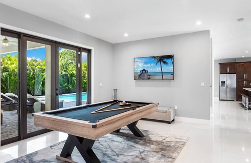 Ludlam Maison | New Central Miami Home, Sleeps 20, 70' TV, Pool, Game Room, Spacious Backyard