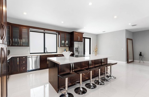 Ludlam Maison | New Central Miami Home, Sleeps 20, 70' TV, Pool, Game Room, Spacious Backyard