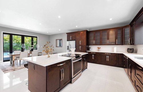 Ludlam Maison | New Central Miami Home, Sleeps 20, 70' TV, Pool, Game Room, Spacious Backyard