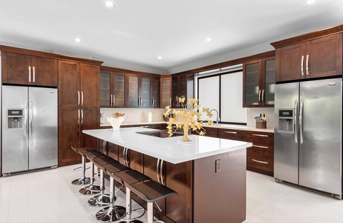 Ludlam Maison | New Central Miami Home, Sleeps 20, 70' TV, Pool, Game Room, Spacious Backyard