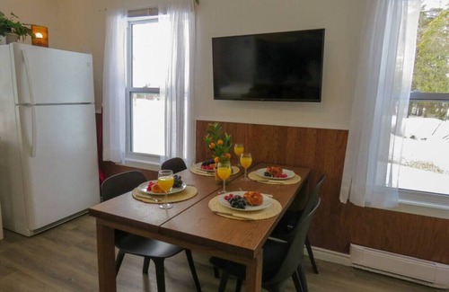 Saint-Tite-des-Caps Chalet De Ski | New! Chalet with spa in the forest- Nature awaits!