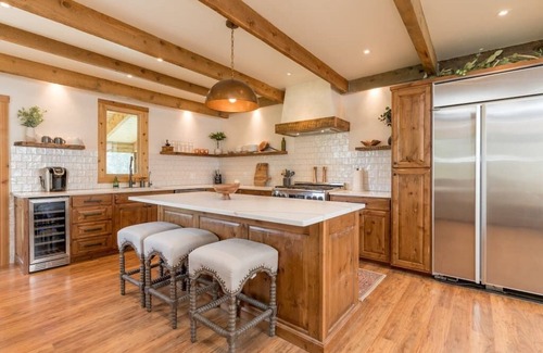 Hailey Chalet De Ski | NEW!! Chalet with private Pool, Hottub, and Sauna!