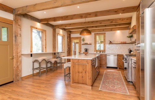 Hailey Chalet De Ski | NEW!! Chalet with private Pool, Hottub, and Sauna!
