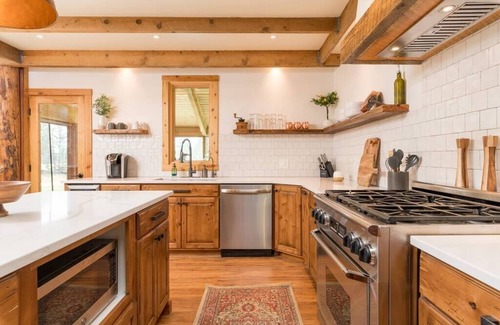 Hailey Chalet De Ski | NEW!! Chalet with private Pool, Hottub, and Sauna!