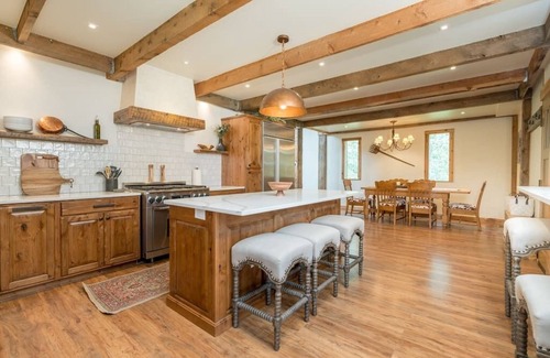 Hailey Chalet De Ski | NEW!! Chalet with private Pool, Hottub, and Sauna!