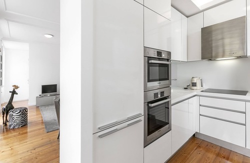 Bairro Alto Maison | NEW! Charm that's difficult to resist. W/ garage.