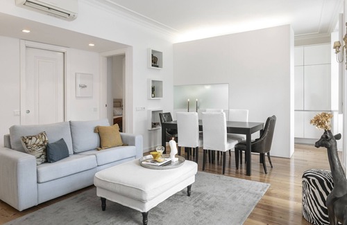 Bairro Alto Maison | NEW! Charm that's difficult to resist. W/ garage.