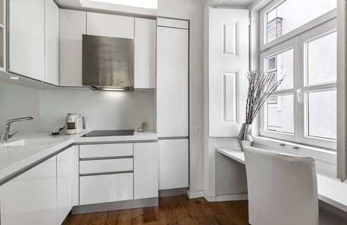 Bairro Alto Maison | NEW! Charm that's difficult to resist. W/ garage.