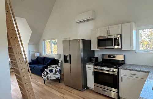Wildwood Appartement | New charming 2-bedroom treetop apartment with WiFi, AC, playground, garage.