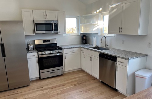Wildwood Appartement | New charming 2-bedroom treetop apartment with WiFi, AC, playground, garage.