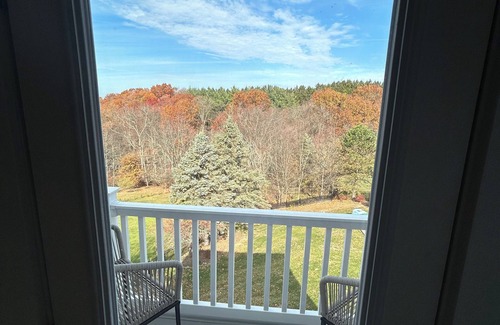Wildwood Appartement | New charming 2-bedroom treetop apartment with WiFi, AC, playground, garage.