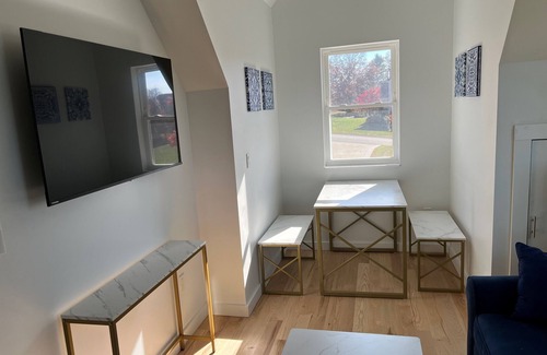 Wildwood Appartement | New charming 2-bedroom treetop apartment with WiFi, AC, playground, garage.