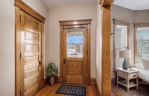 Central Business District Appartement | NEW Charming 2nd Floor Victorian Flat in Downtown Kalamazoo