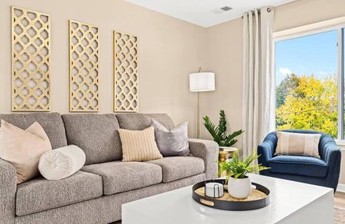 Roseville Appartement | New! Charming Upper Unit in the Heart of Roseville