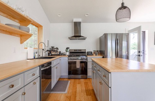 North Branch Maison | NEW: Chic Home w/ Fireplace & Beautiful Sunsets