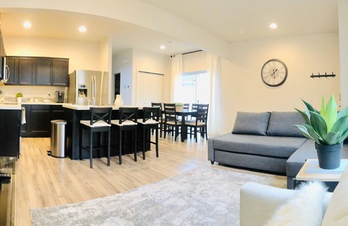 Evergreen Maison | Maison neuve, propre et moderne dans un quartier calme
