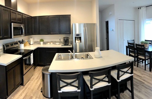 Evergreen Maison | Maison neuve, propre et moderne dans un quartier calme