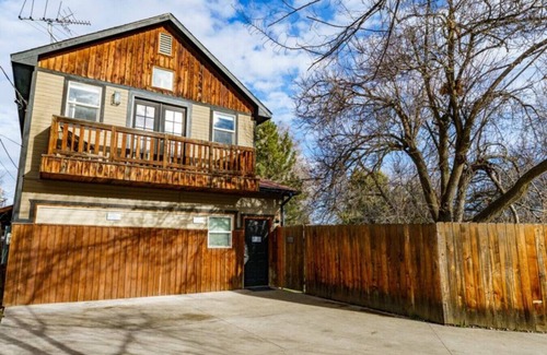 Veterans Park Appartement | *New* Comfortable Studio*Walk to River/Park/Coffee