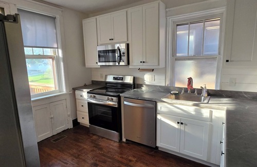 St. Louis Maison | New Comfy Cottage, 2BD1.5BA, Fenced Backyard, Pet Friendly