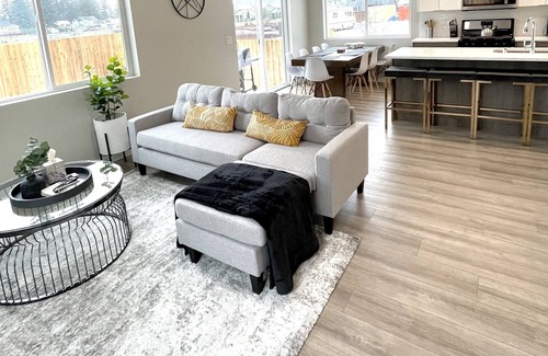 Vancouver Maison | New Construction Home in the Cul de sac