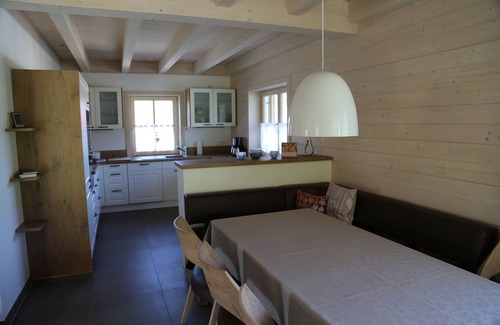 Steibis Maison | Maison neuve dans un style campagnard avec une grande piscine naturelle, jardin et garage