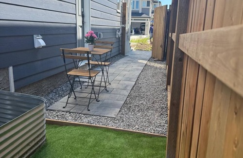 Southeast Calgary Appartement | New Cozy 2 BR suite w/king bed