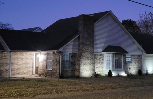 Texarkana Maison | NEW Cozy 3BR Retreat + 2-Car Garage in Historic Texarkana