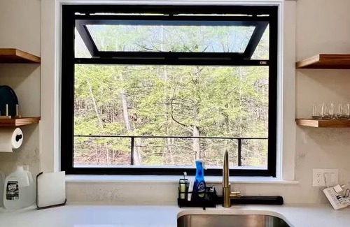 Rindge Maison | NEW cozy getaway near Mt Monadnock with hot tub