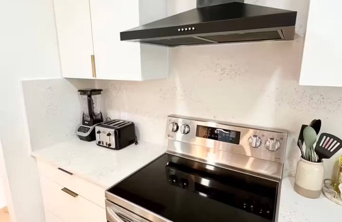 Rindge Maison | NEW cozy getaway near Mt Monadnock with hot tub